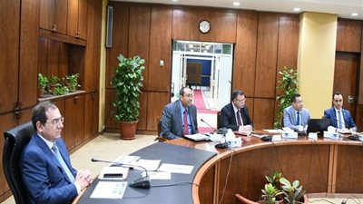 «الملا» يتابع تطورات مشروع إستخدام الغاز الطبيعى كوقود للسيارات 