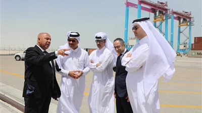 وزير النقل يطلع على سير العمليات التشغيلية في ميناء الدوحة