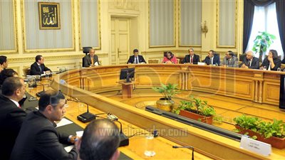 بالصور.. شريف إسماعيل يناقش برنامج الحكومة مع 