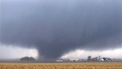 بالفيديو.. اعصار هائل يضرب ولاية 
