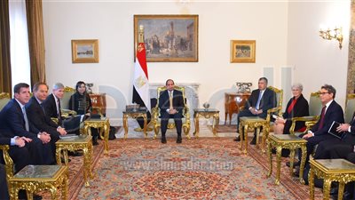 السيسى  لوفد أمريكي : التوصل لحل أزمات المنطقة ضرورة حتمية 