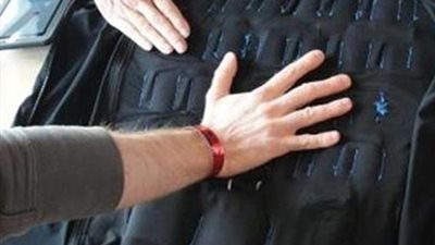  بالفيديو..ابتكار سترة ذكية تُعيد للصم شعورهم بالأصوات من خلال اللمس