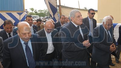 محافظ القاهرة يستعرض مع 