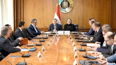 وزيرة التجارة والصناعة تترأس اجتماع لجنة إحلال التوك توك