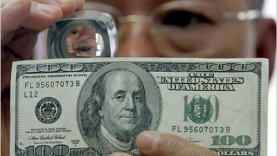 الداخلية: القبض على موظف بنك يقود عصابة لتزوير العملات الأجنبية