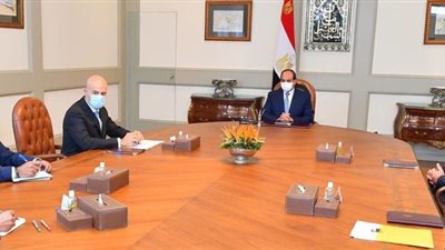 السيسى يبحث مع «إينى» التوسع بأنشطة التنقيب عن الغاز والبترول فى مصر