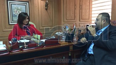 وزيرة الهجرة تلتقي 