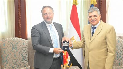 رئيس هيئة قناة السويس يبحث مع السفير الدنماركي أوجه التعاون المشترك 