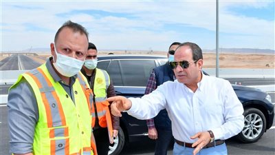 الرئيس السيسي يتفقد أعمال تطوير طريق القاهرة السويس 