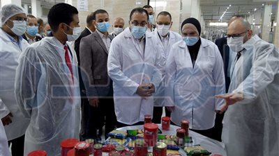 رئيس الوزراء يتفقد مقر مجموعة شركات المصرية السويسرية بالعاشر من رمضان