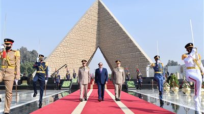 السيسي يضع أكاليل الزهور على النصب التذكاري لشهداء القوات المسلحة