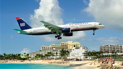 بالفيديو..الطائرات تمر فوق رؤوس المتشمسين على الشاطئ