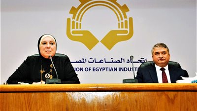 وزيرة التجارة تستعرض سبل الارتقاء بدور مركز تحديث الصناعة