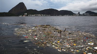 بالفيديو .. التلوث يضرب خليج 