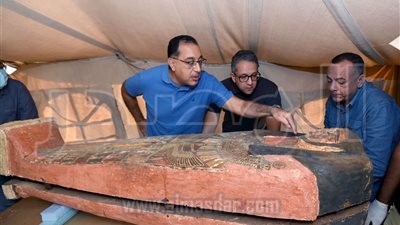 تعلن تفاصيله قريباً.. رئيس الوزراء يتفقد كشف أثرى كبير بسقارة