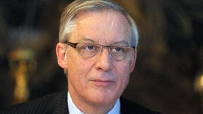 حاكم البنك المركزي الفرنسي يحذر من خطر الفوضى وانهيار الاقتصاد باليونان