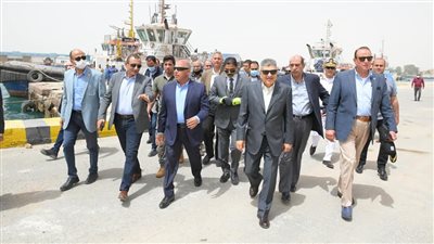 «النقل» وقناة السويس يبحثان بناء أسطول من سفن الصب والوحدات المعاونة