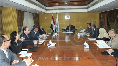 وزير النقل يستعرض الموقف النهائي لمشروعات الطرق والكباري