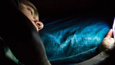 اترك هاتفك قبل النوم بساعة.. دراسة تكشف الخطورة