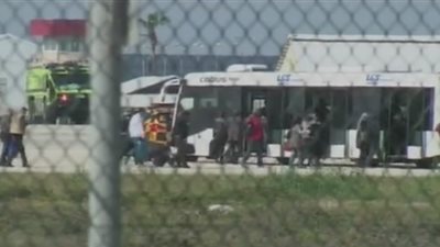 الإفراج عن جميع ركاب الطائرة المصرية المختطفة.. والخاطف طبيب درس بأمريكا