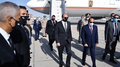 السيسى يعود إلى أرض الوطن بعد المشاركة فى القمة الثلاثية بنيقوسيا