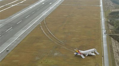 بالفيديو..إلغاء 54 رحلة جوية في اليابان بعد إغلاق مدرجات مطار 