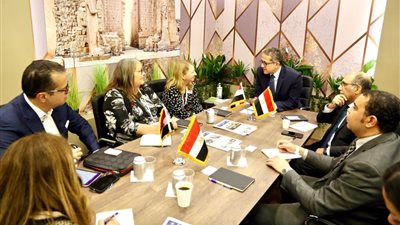 «العناني»: مصر حريصة على صحة وسلامة العاملين بالقطاع السياحي