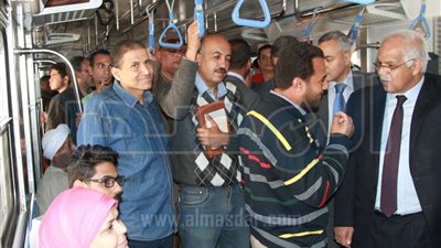  بالصور .. وزير النقل في أول جوله ميدانيه داخل مترو الأنفاق 