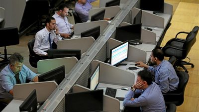 مصدران: مصر تدرس إعادة فرض ضريبة الدمغة على معاملات البورصة
