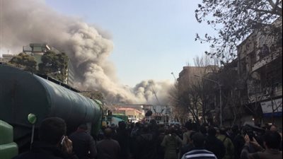 مصرع 40 شخصا في انهيار برج بطهران (فيديو)