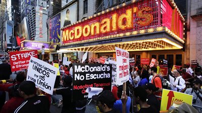 بالفيديو..إحتجاجات فى امريكا للحصول على 15 دولار كحد أدنى للأجر في مطاعم الوجبات السريعة