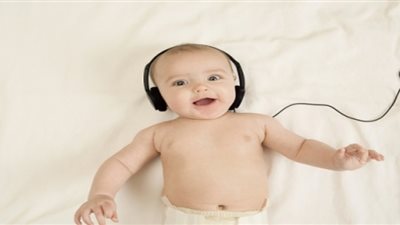 دراسة: الأطفال يتذكرون اللغة التي سمعوها في الأشهر الأولى