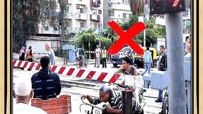 «النقل» تناشد المواطنين بعدم اقتحام المزلقانات وتعطيل مسير القطارات