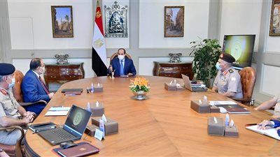 السيسي يوجه بمنظومة خدمات متكاملة على امتداد الطرق والمحاور الجديدة