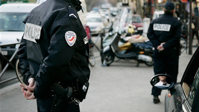 السلطات الفرنسية تخلي مخيمًا للاجئين شمال باريس وسط تواجد مكثف من الشرطة