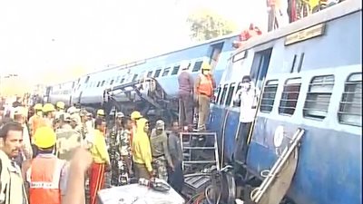 مصرع 32 شخصا وإصابة 100 آخرين في حادث قطار بالهند (فيديو)