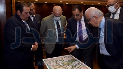 رئيس الوزراء يستعرض تصاميم أحد مشروعات العلمين الجديدة