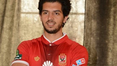 عمرو بركات بتيشيرت الأهلي (صور)