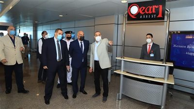 وزير الطيران يتفقد مطار الغردقة ويتسلم شهادة الأيزو