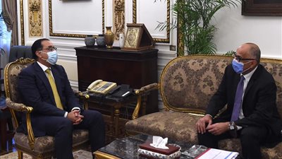 رئيس الوزراء يستعرض مع محافظ البنك المركزي ملفات العمل المشتركة