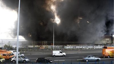 بالفيديو..رجال الاطفاء يناضلون لاخماد حريق هائل شمال 