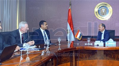 وزير الصناعة يبحث جهود الترويج لشعار 