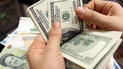 الدولار يهبط لأدنى مستوى في شهر ونصف 