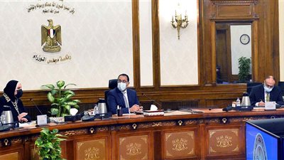 رئيس الوزراء يستعرض مقترح إنشاء مجمع لمسطحات الصلب