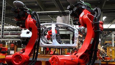 شركات السيارات الأجنبية تواصل رهانها على مصانع الصين رغم التباطؤ