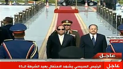 السيسي يضع إكليل زهور على نصب شهداء الشرطة (فيديو)