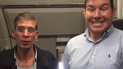 بالفيديو.. مضيفات الطائرة المصرية التقطوا صورة المختطف مع الراكب الأجنبي