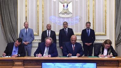 توقيع اتفاقية بناء وإدارة وتشغيل محطة حاويات «تحيا مصر1» بميناء دمياط