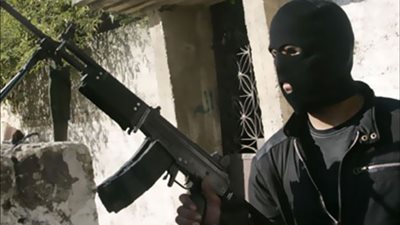 بالفيديو..ملثمون يطلقون النار على مكتب لحزب يميني متشدد في 