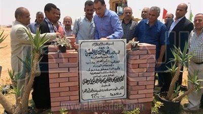 بالصور .. وزير